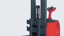 straddle stacker