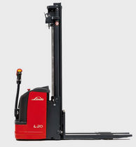 electric pedestrian stacker max. 2 000 kg | L 20-20i Linde Material Handling