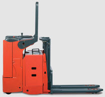 electric stand-on stacker max. 1 200 kg | L 12 LS Linde Material Handling