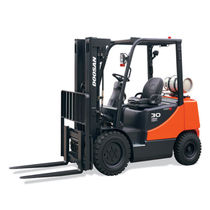 engine powered pneumatic tire forklift truck 3 000 - 7 000 lb Doosan Infracore America Corporation
