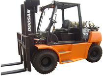 engine powered pneumatic tire forklift truck 11 000 - 20 000 lb Doosan Infracore America Corporation