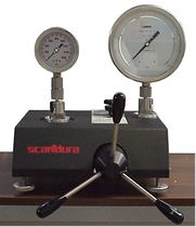 hydraulic pressure gauge comparator for pressure calibration max. 1 200 bar | MPA-C SCANDURA & FEM