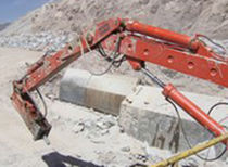 pedestal mount hydraulic breaker 23 ft/7 m | B700 NPK Construction Equipment, Inc.