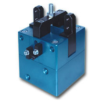 self-centering pneumatic parallel gripper &oslash; 22 - 70 mm, 146&deg; - 166&deg;, max. 6 bar | OM series Omas di Milan Massimiliano & C. s.n.c.