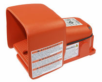 shielded control foot-switch 6.12 x 6.03 x 9.13 '' | Atlas Linemaster