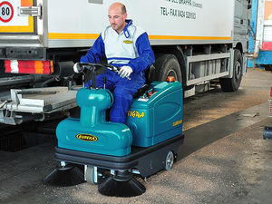 ride-on suction sweeper / gasoline