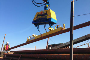 high-capacity vacuum lifting device / for pipes / diesel / pivoting