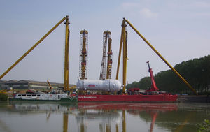 barge crane / harbor