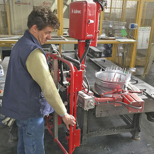 pneumatic manipulator / with gripping tool / handling / for wheels