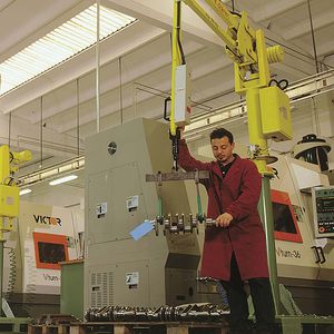 pneumatic manipulator / with hook / for mechanical components / pillar