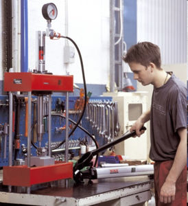 hydraulic press / straightening