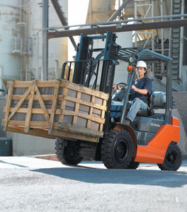 forklift / combustion engine / ride-on / pneumatic tire / handling
