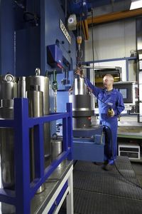hydraulically-operated clamping device / shaft