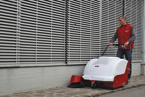walk-behind sweeper / battery-powered