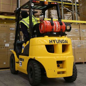 LPG forklift truck / ride-on / industrial / 4-wheel