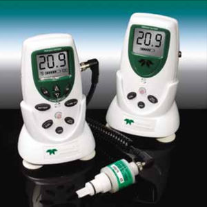 oxygen analyzer / temperature / portable / continuous