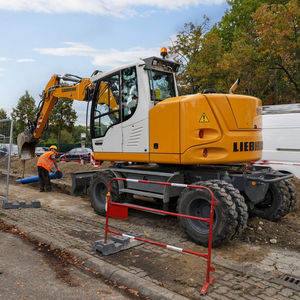 medium excavator / wheel / for construction / diesel
