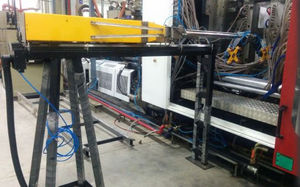 injection molding machine robot / parallel / loading / unloading