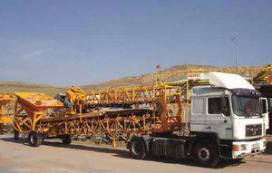 feeding conveyor / for concrete / construction / mobile