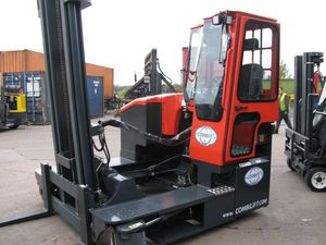 electric forklift / for very narrow aisles / multi-directional / with super-elastic tires