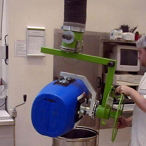 pneumatic manipulator / with gripping tool / for drums / to empty