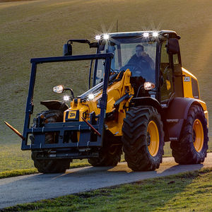 rubber-tired loader / telescopic / articulated