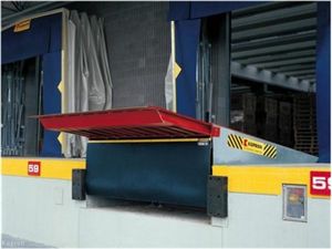 electro-hydraulic dock leveler / with articulated lip