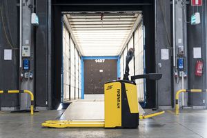 electric pallet truck / with rider platform