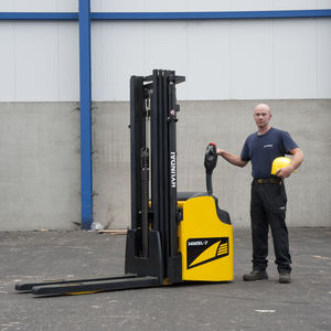 electric stacker truck / walk-behind / for warehouses / for pallets