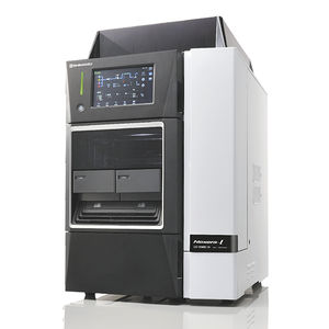 ultra-high-performance liquid chromatograph / multi-detector / laboratory