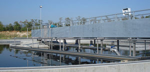 circular clarifier / with scraper bridge
