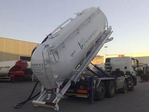 transport truck / tanker for powder and granulates / 4-axle