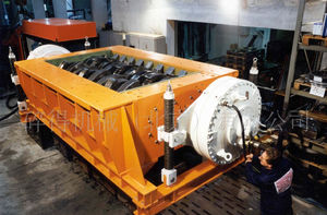 double-shaft shredder / tire / solid & bulk waste / for wood