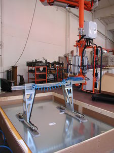 pneumatic manipulator / with gripping tool / for mirrors / for sheet metal