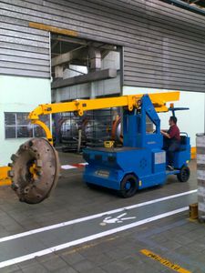 mobile crane / electric / compact
