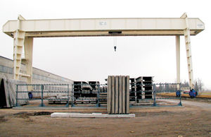 rail-mounted gantry crane / for prefabrication sites