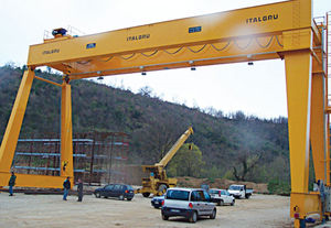 mobile gantry crane / for prefabrication sites