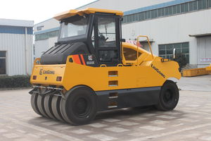 pneumatic tired road roller / vibrating