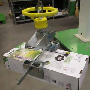 electric manipulator / with gripping tool / positioning / loading