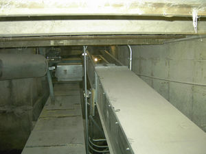 chain conveyor / enclosed / compact / horizontal