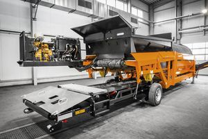 mobile screening machine / rotary / for bulk materials / compact
