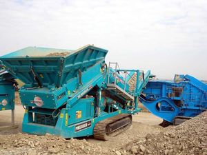 mobile screening unit / linear vibrating / for bulk materials / construction