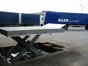 scissor lift table / hydraulic / loading dock