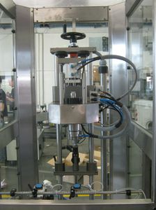 linear capping machine / semi-automatic / bottle