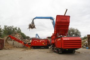 single-shaft shredder / for wood / mobile