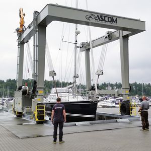 self-propelled gantry crane / for marine applications