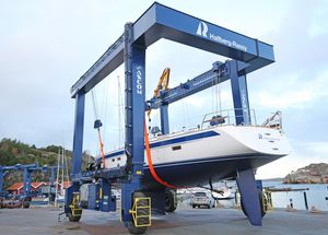 self-propelled gantry crane / for marine applications