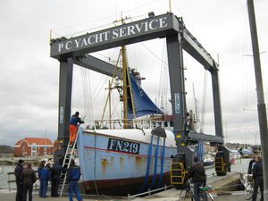self-propelled gantry crane / for marine applications