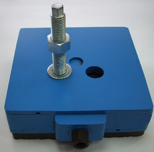 leveling anti-vibration mount / square / rubber / custom