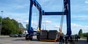 straddle carrier